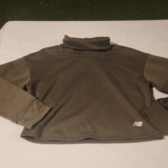 New Balance Crop Top  Olive Sweater - Picture 1 of 5